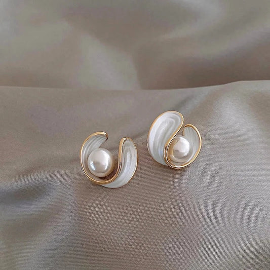 Pendientes Elegantes en Oro con Ópalo Blanco y Perla