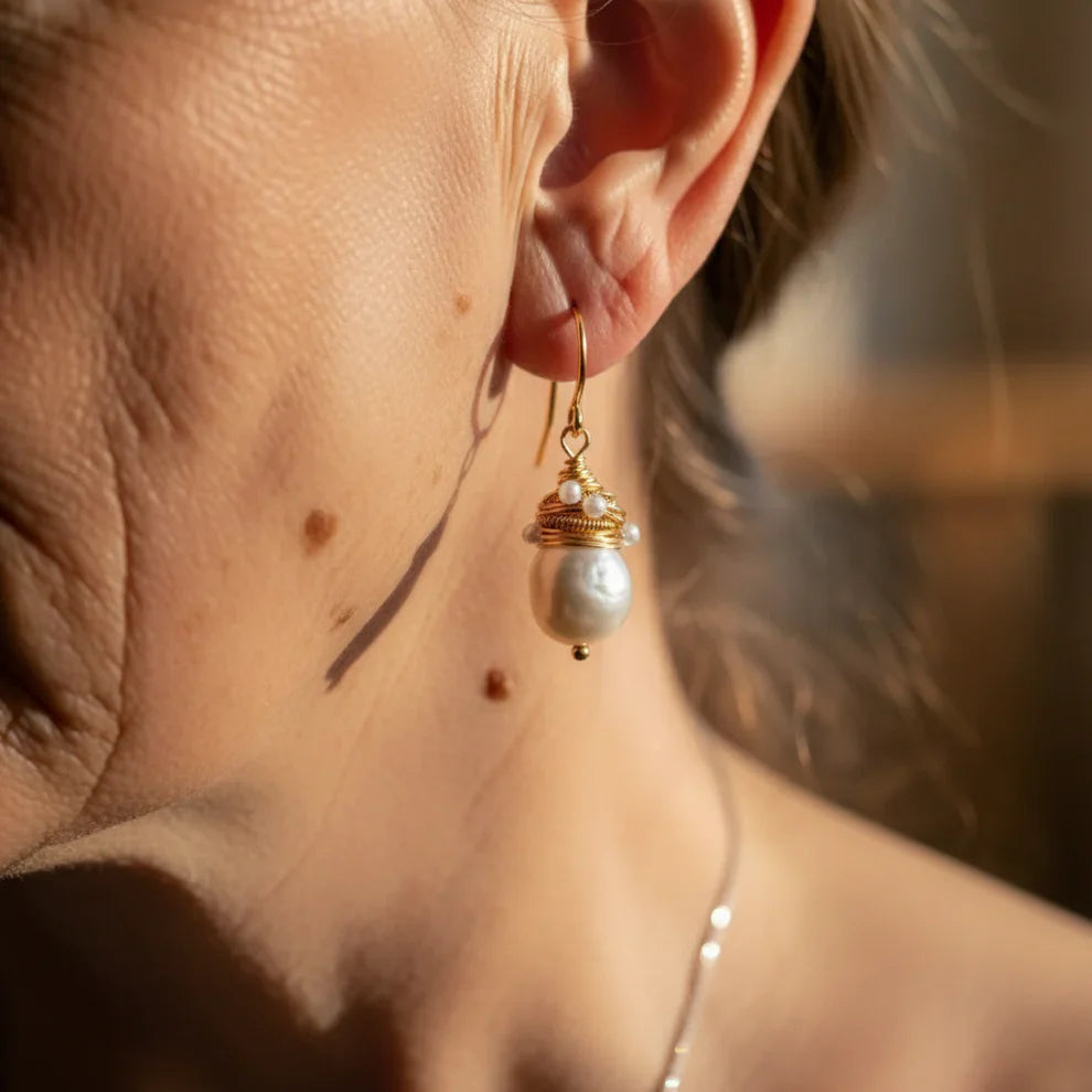 Pendientes Vintage de Perla con Hilos Dorados