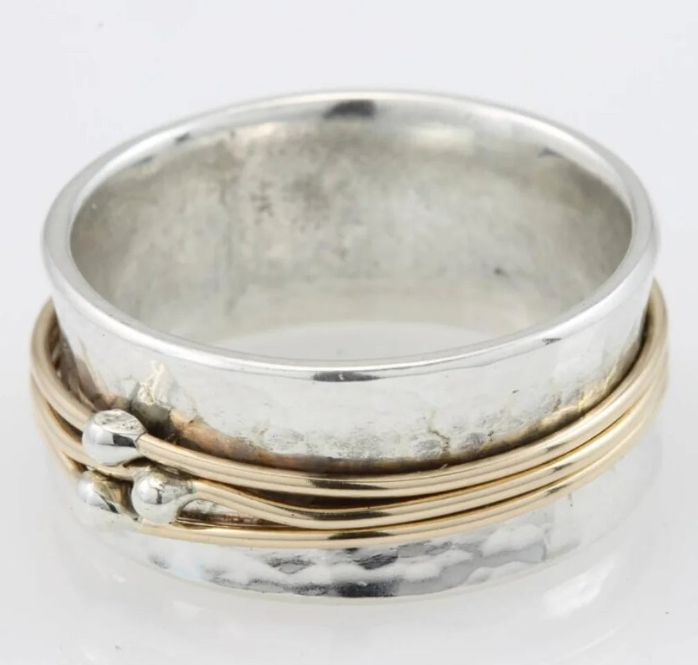 Anillo Vintage Dorado con Capas en Plateado