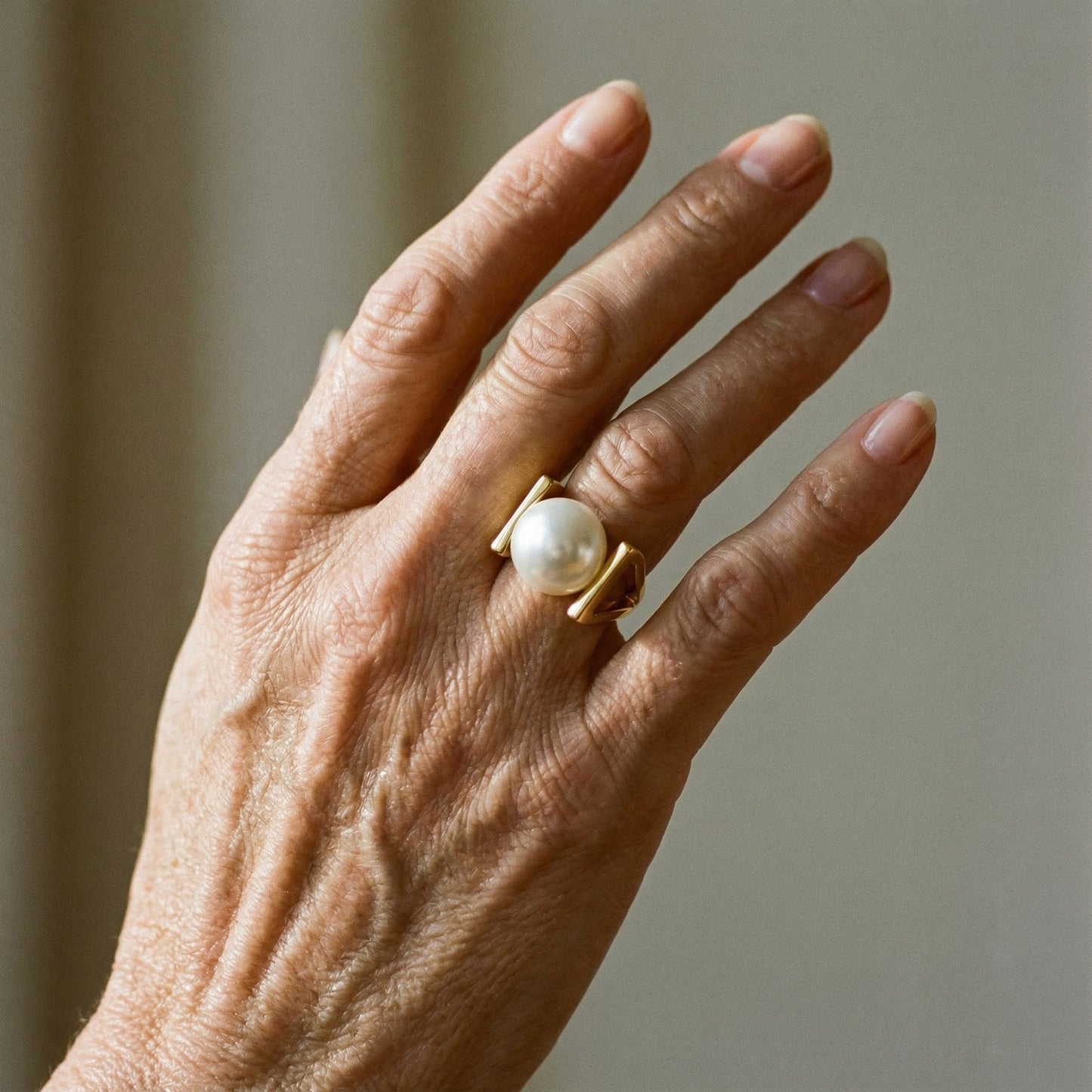 Anillo Dorado con Incrustaciones Vintage de Perlas