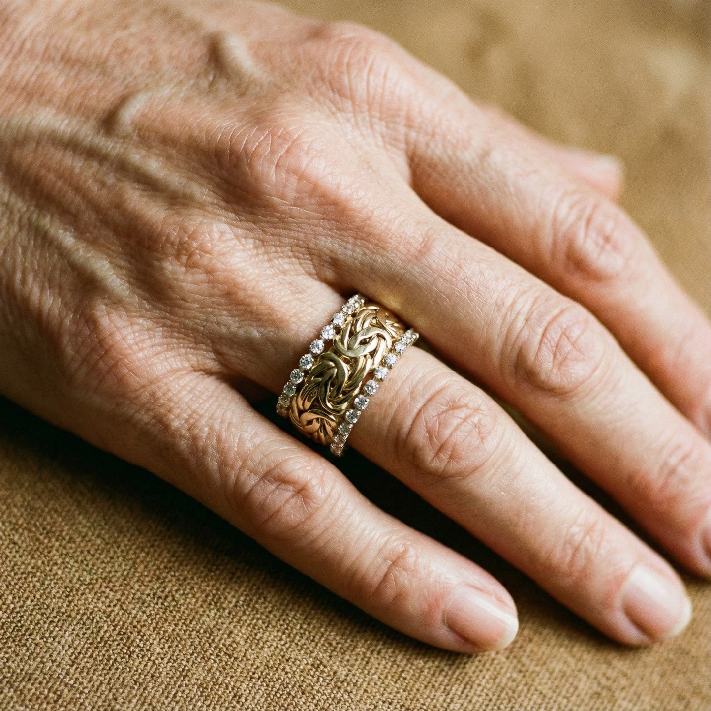 Anillo Vintage Dorado Trenzado con Zircónia