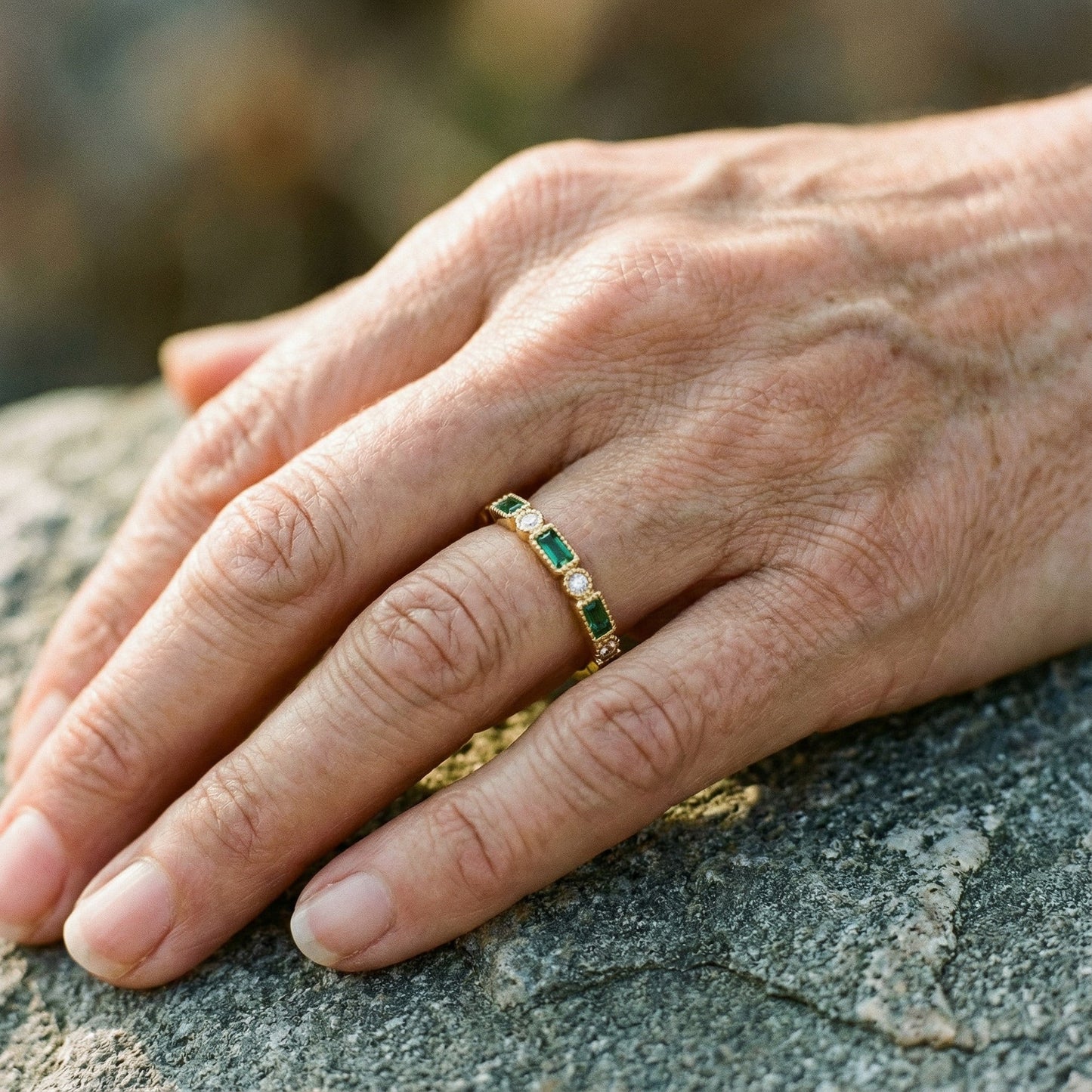 Anillo Vintage Dorado con Zirconia Verde