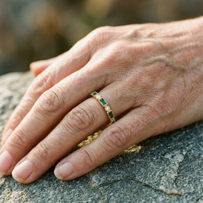 Anillo Vintage Dorado con Zirconia Verde