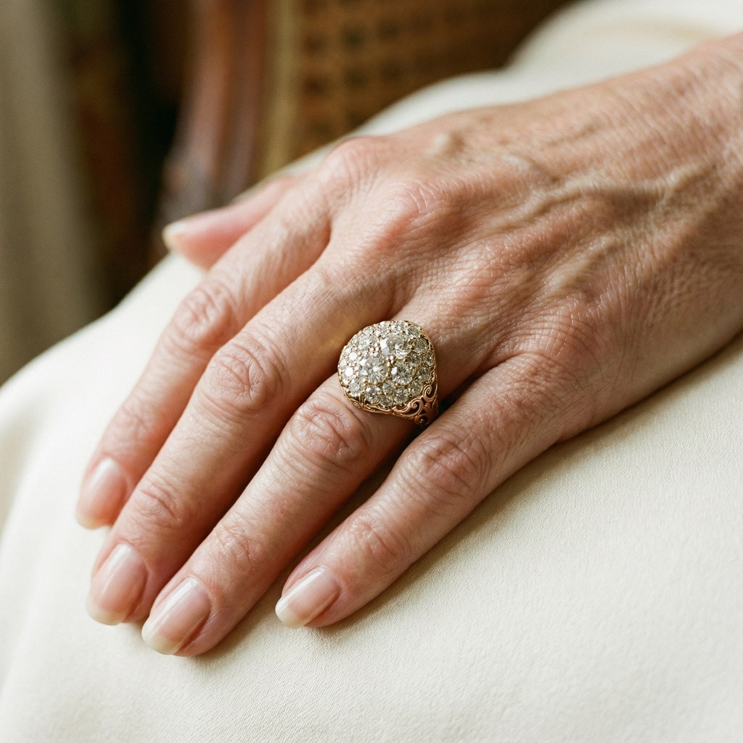 Anillo Vintage Redondo Dorado con Diamante