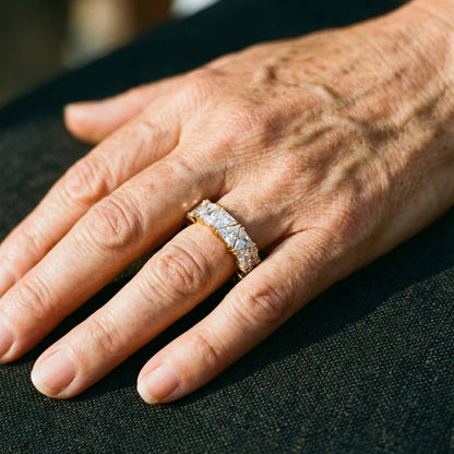 Anillo Vintage Triangular con Piedras en Oro