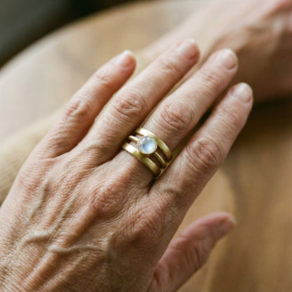 Anillo Vintage en Oro con Incrustaciones de Piedra de Luna