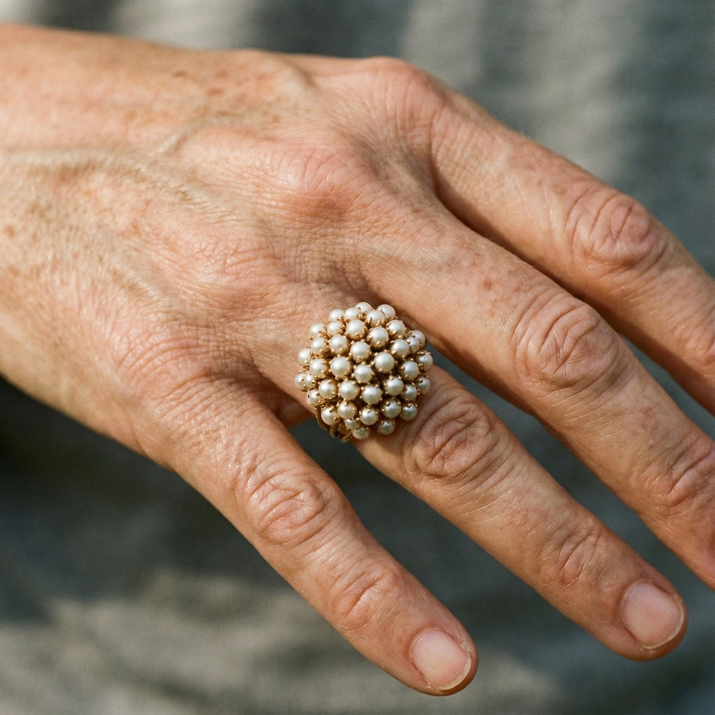 Anillo con incrustaciones de perlas