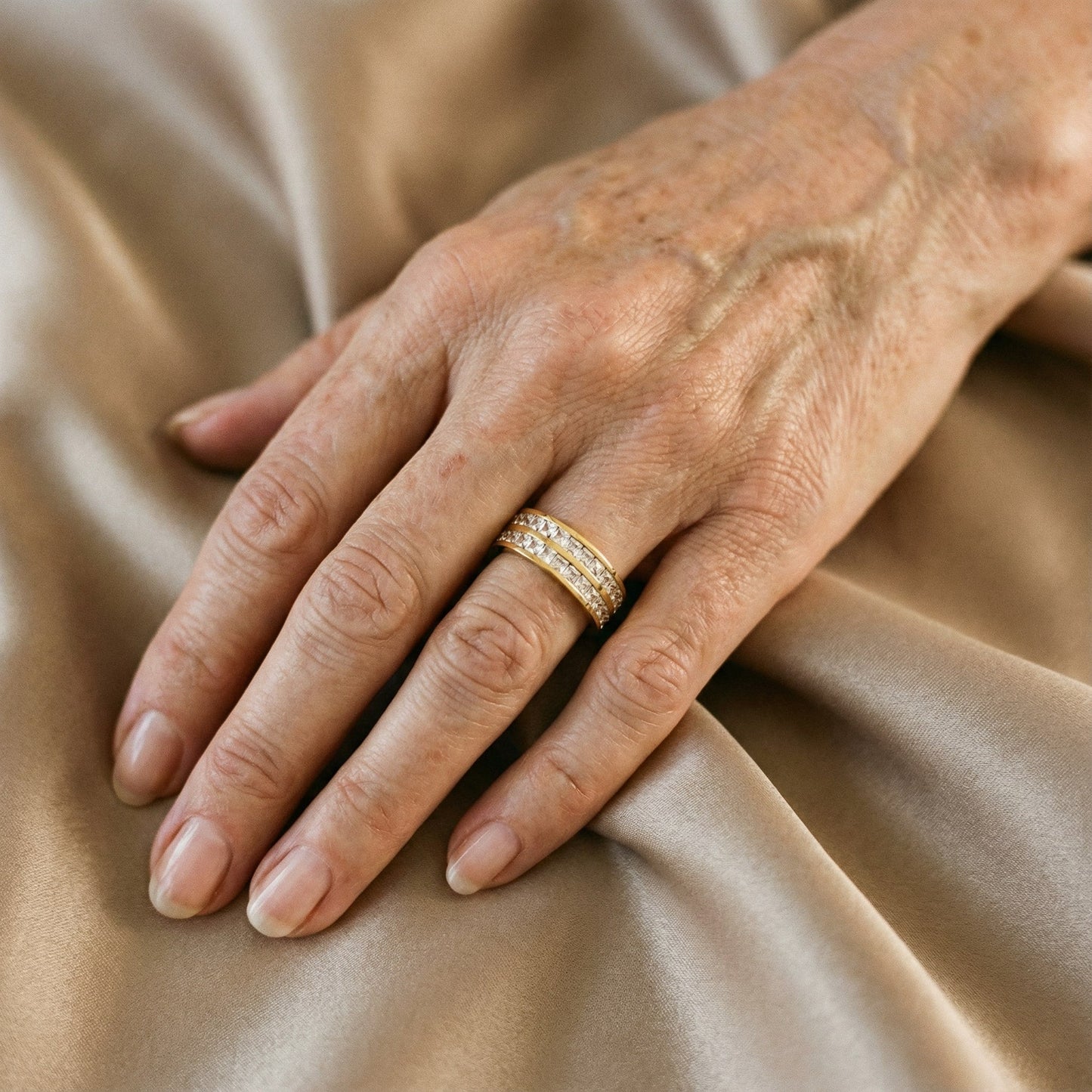 Anillo de Lujo con Cristales