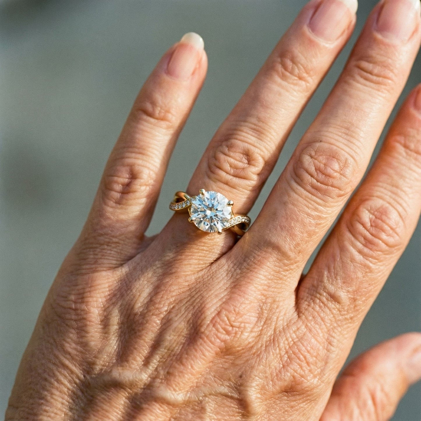 Anillo trenzado vintage en oro con circonita