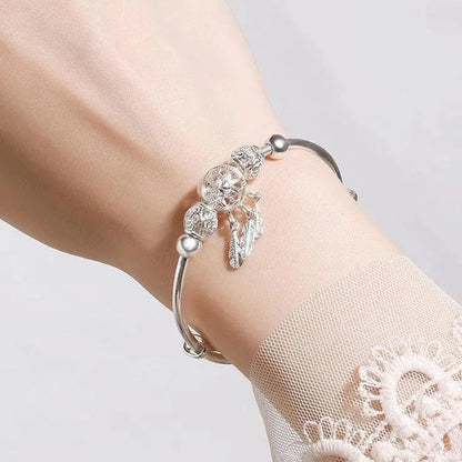 Pulsera Ajustable con Colgantes de Tres Hojas en Plata