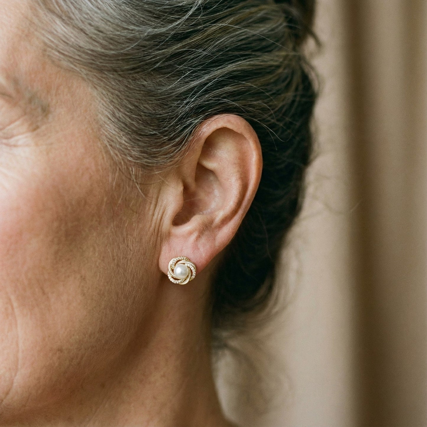 Pendientes Elegantes en Oro con Perlas en Espiral y Zircónias