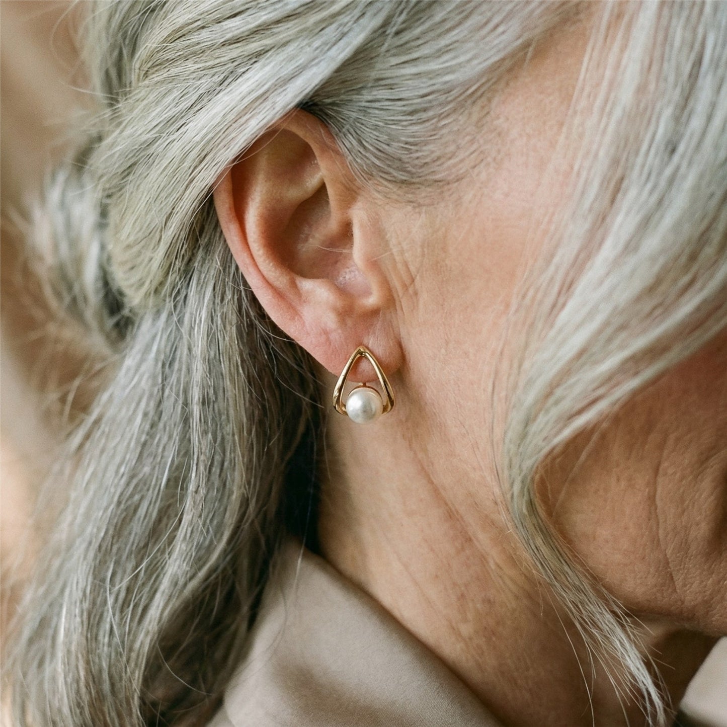 Pendientes Triangulares con Perlas Elegantes