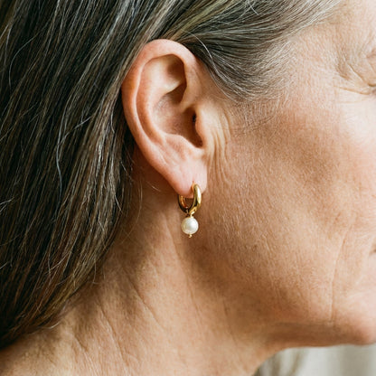 Pendientes Pequeños de Perla Bañados en Oro