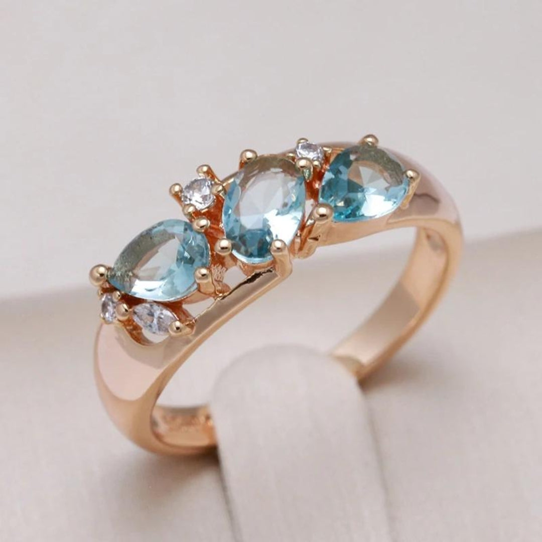 Anillo vintage de circonita azul elegante en oro