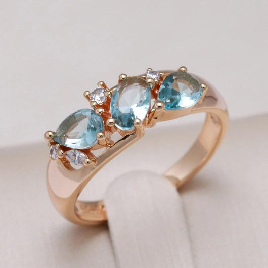 Anillo vintage de circonita azul elegante en oro