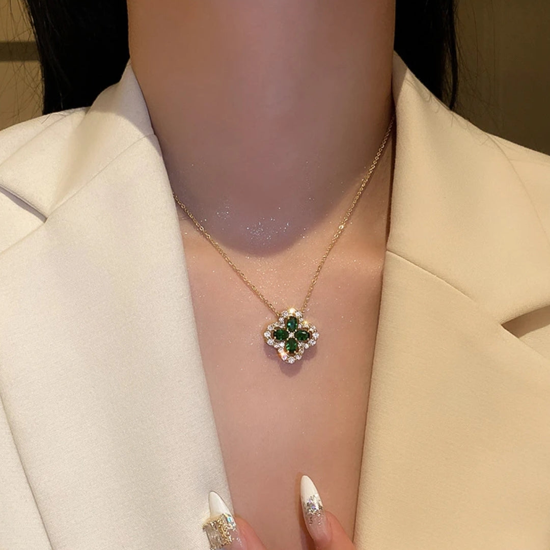 Colar de Trevo Esmeralda Brilhante em Ouro