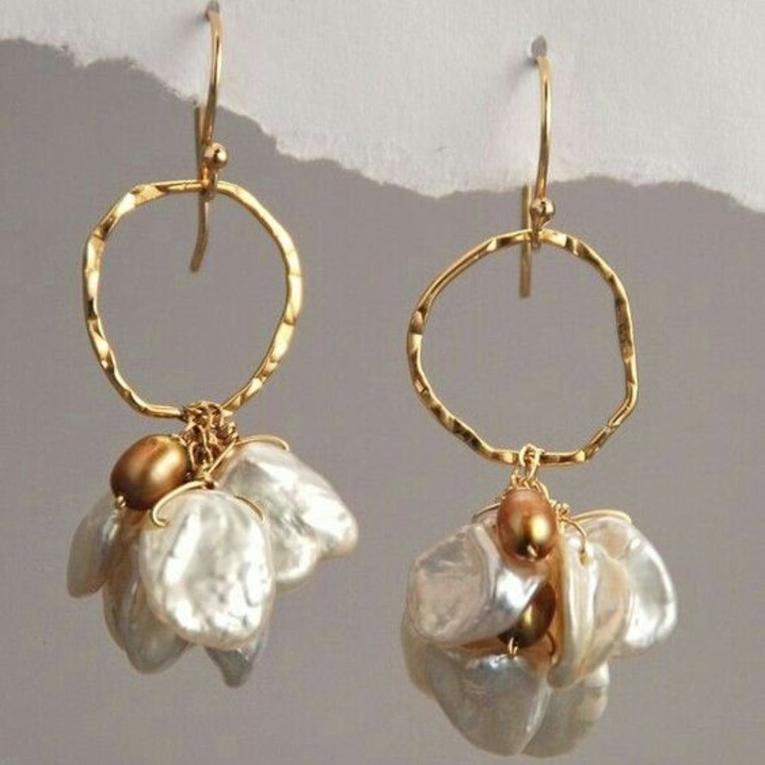 Pendientes dorados con perlas vintage y flores colgantes