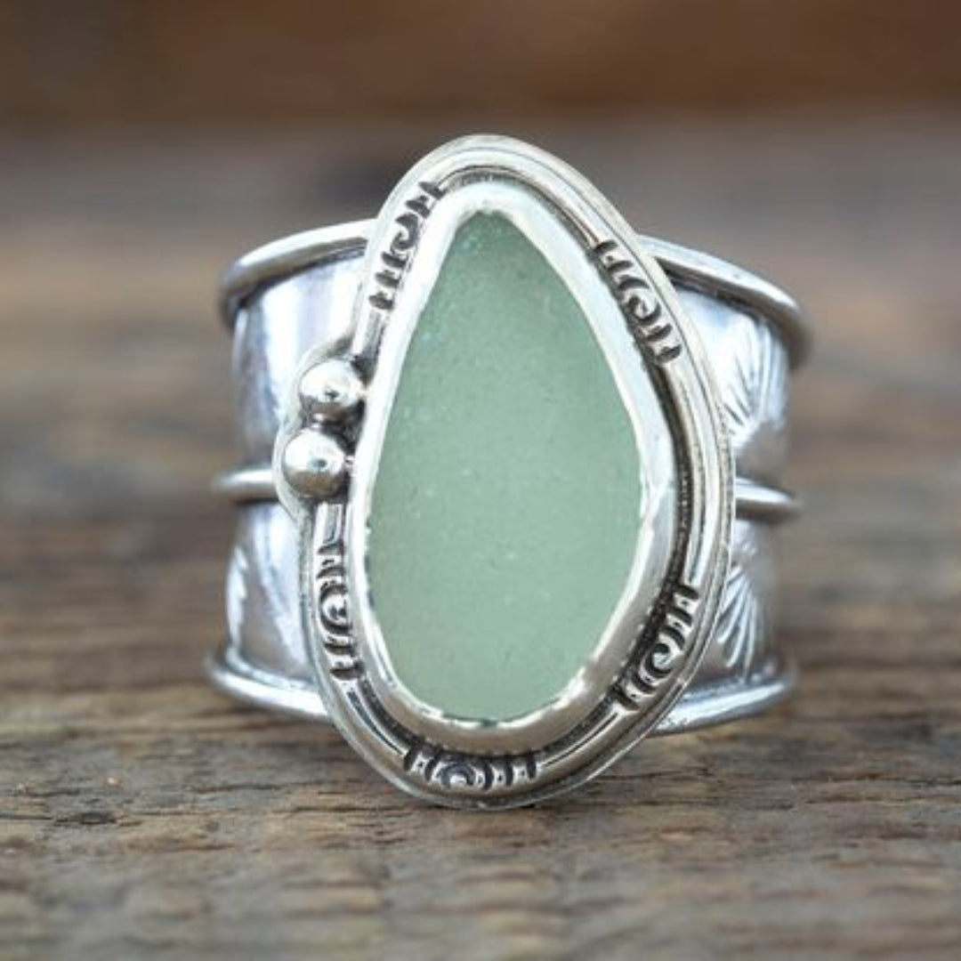 Anillo vintage con incrustación de piedra de luna verde