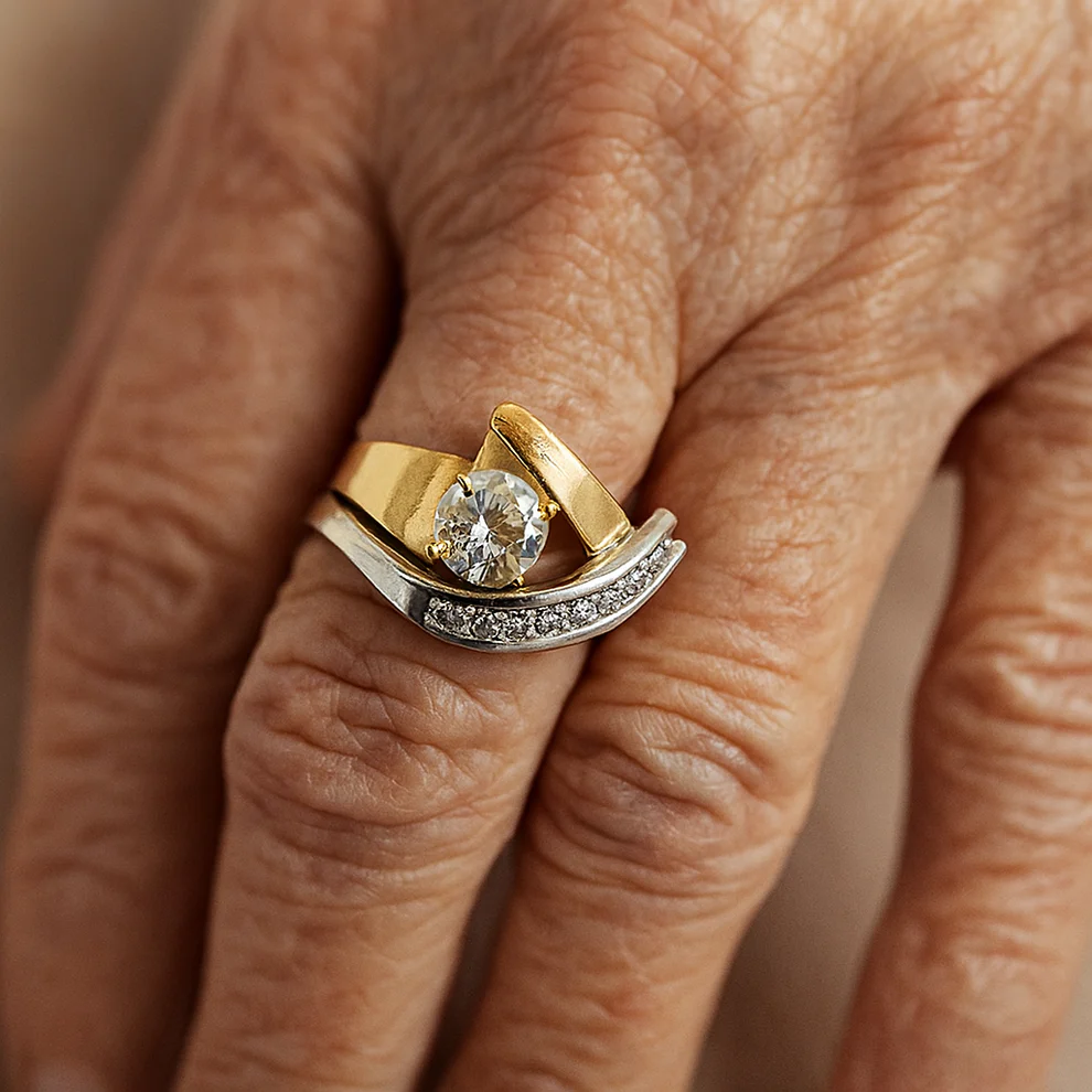 Anillo Vintage Irregular en Dorado y Plateado con Zircón