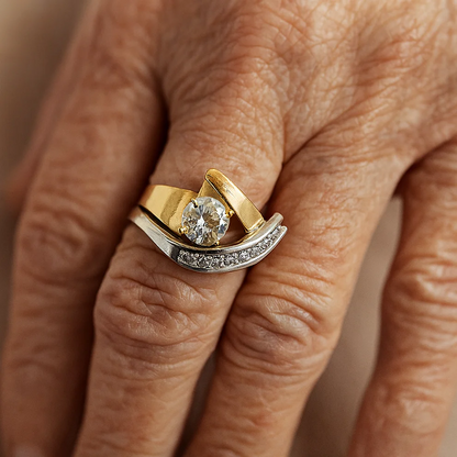 Anillo Vintage Irregular en Dorado y Plateado con Zircón