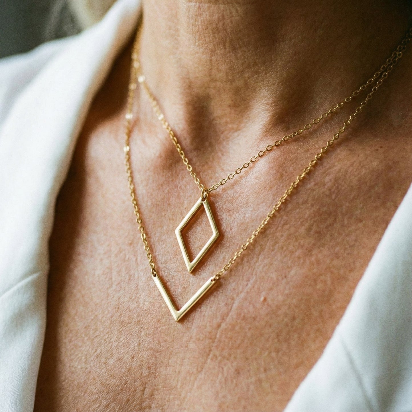 Collar Elegante con Colgante Geométrico en V