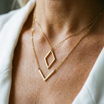 Collar Elegante con Colgante Geométrico en V