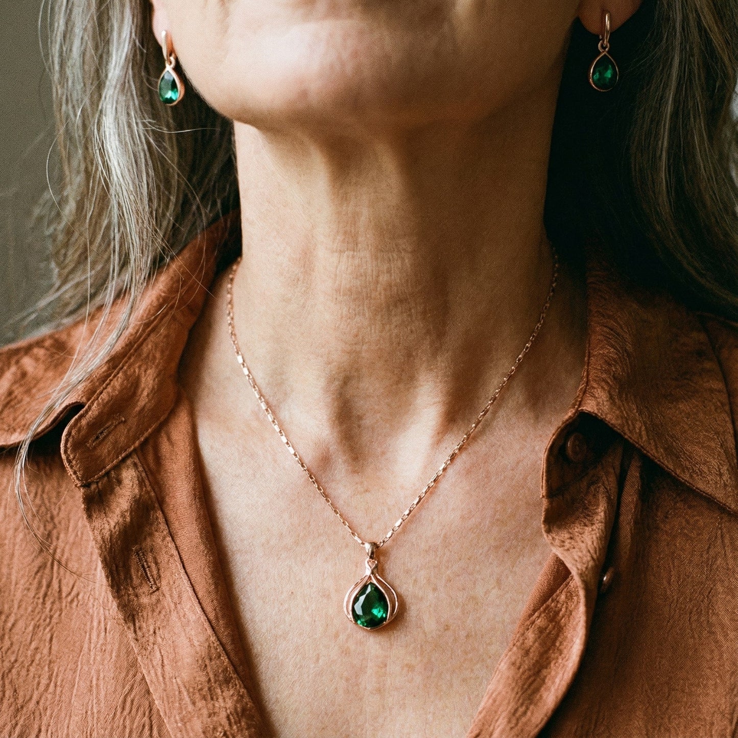 Conjunto de collar y pendientes en cristal verde y oro