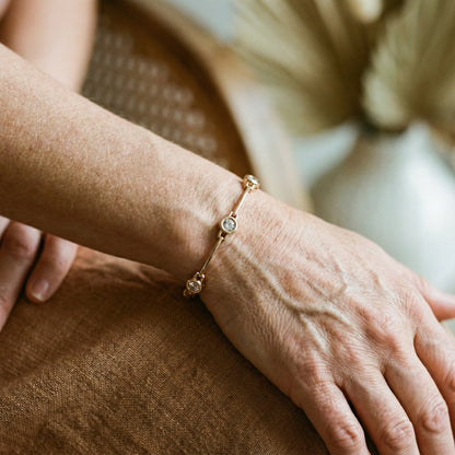 Pulsera Elegante con Circonitas en Oro
