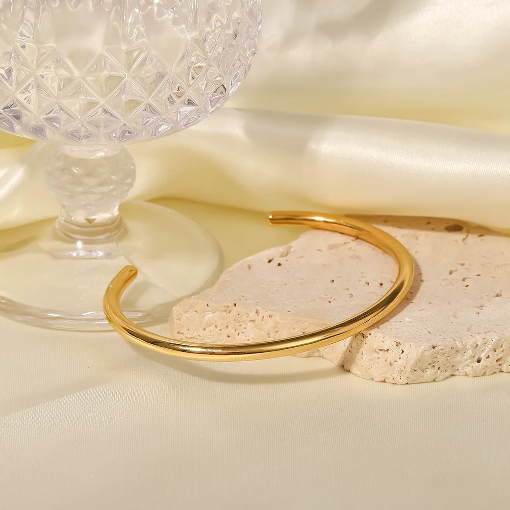 Pulsera minimalista abierta chapada en oro