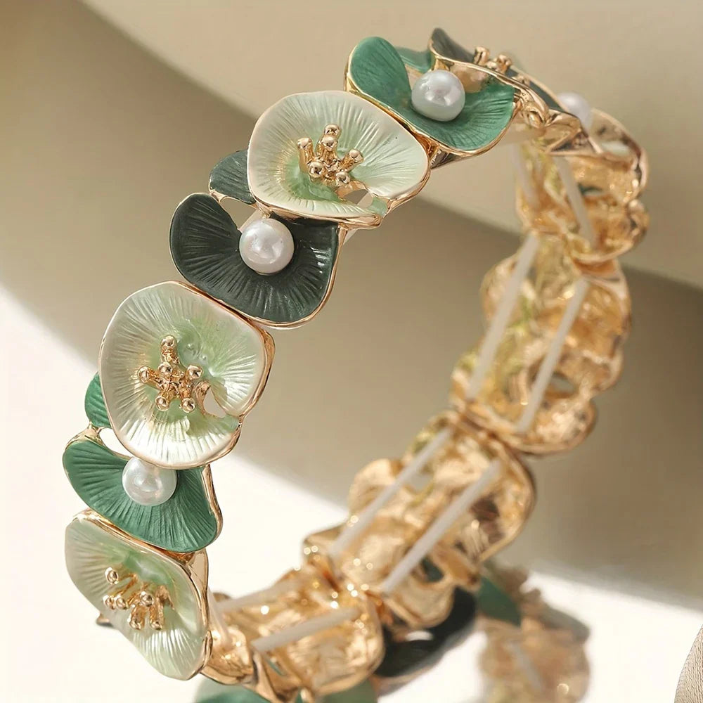 Pulsera Vintage con Flores Verdes y Perlas