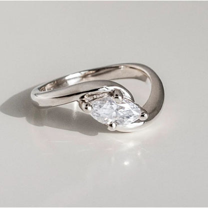 Anillo vintage de plata ondulada con circonita