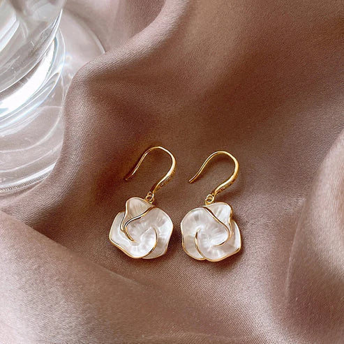Pendientes Elegantes con Pétalos Blancos