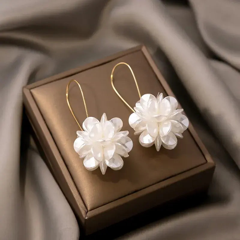 Pendientes Elegantes con Flores Blancas