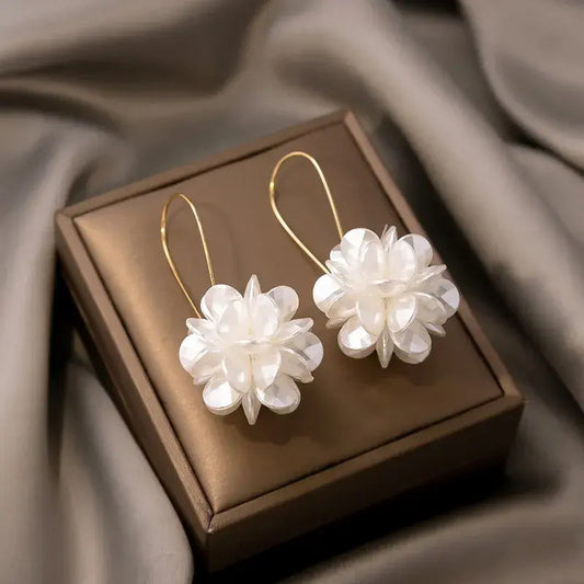 Pendientes Elegantes con Flores Blancas