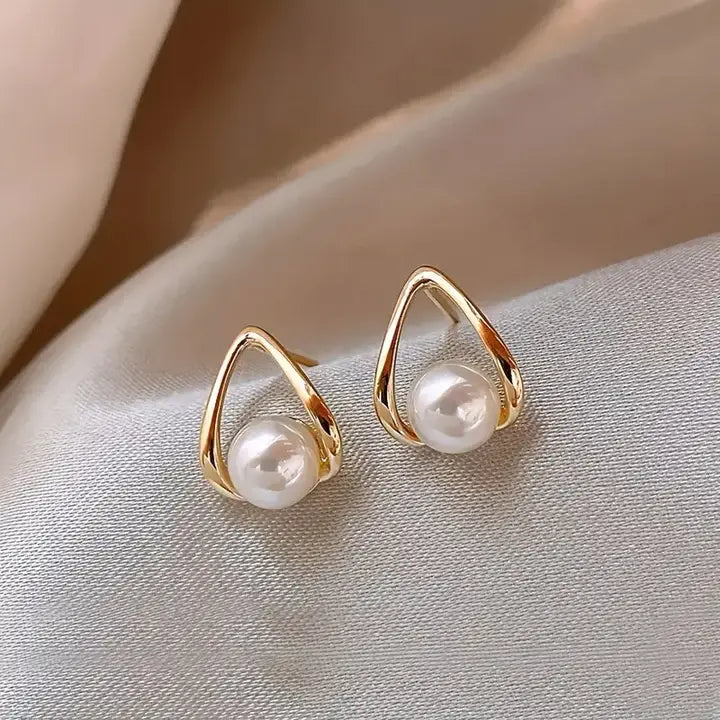 Pendientes Triangulares con Perlas Elegantes