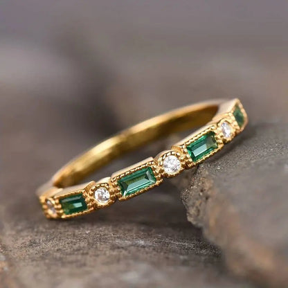 Anillo Vintage Dorado con Zircón Verde