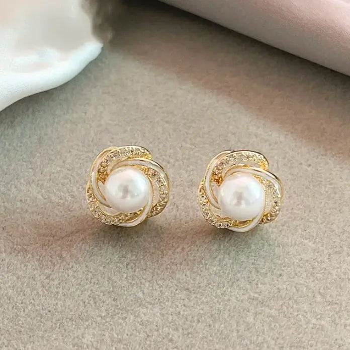 Pendientes Elegantes en Oro con Perlas en Espiral y Zircónias