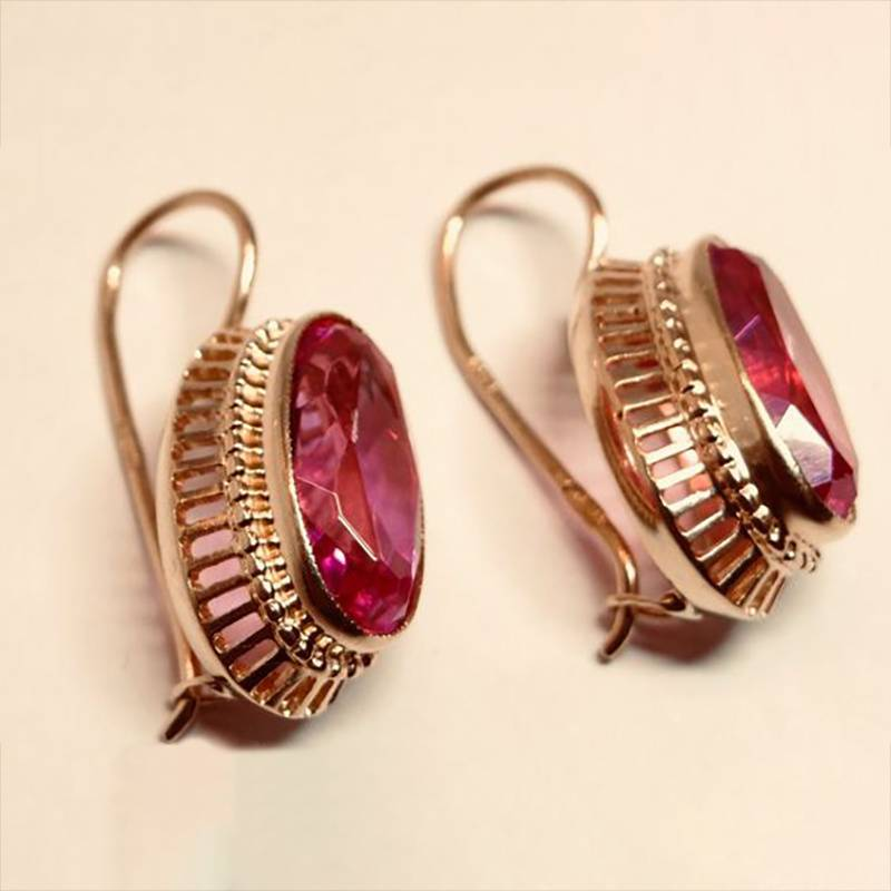 Pendientes Vintage en Oro Rosa con Hermoso Cristal Rojo