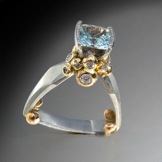 Anillo vintage en oro y plata con zirconia azul