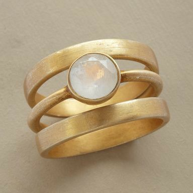 Anillo Vintage en Oro con Incrustaciones de Piedra de Luna