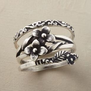 Anillo Vintage Plateado con Flores en Capas