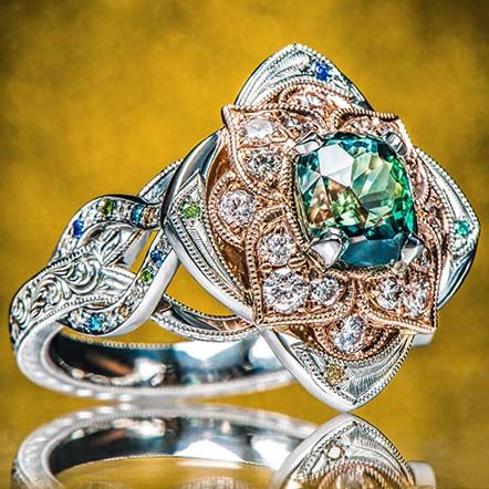 Anillo Vintage Plateado con Flor Brillante