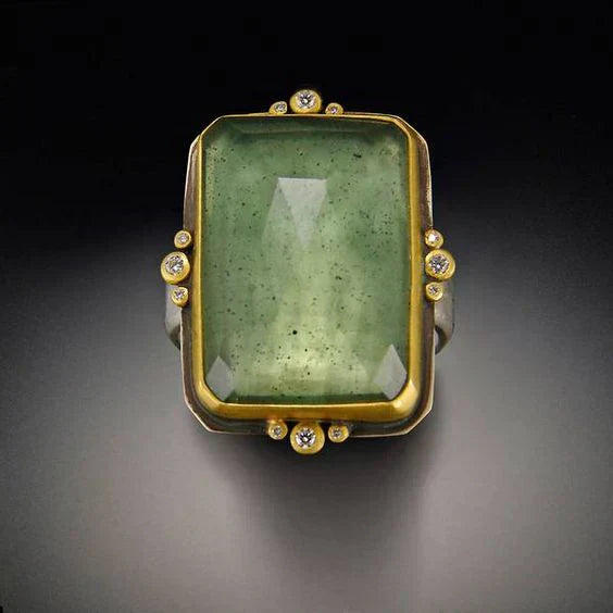 Anillo vintage de vidrio verde y oro