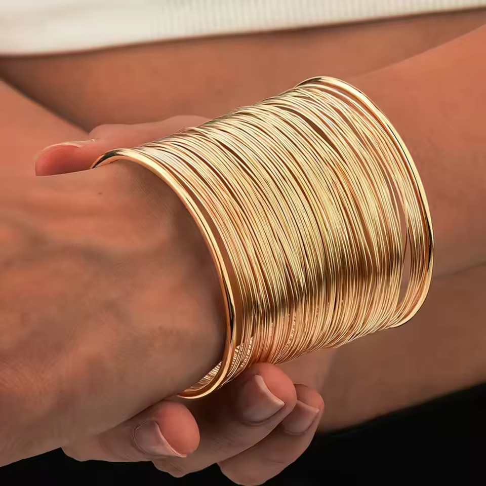 Pulsera abierta de mujer con formas geométricas