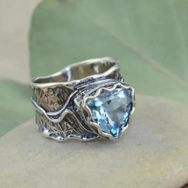 Anillo antiguo de plata y cristal azul