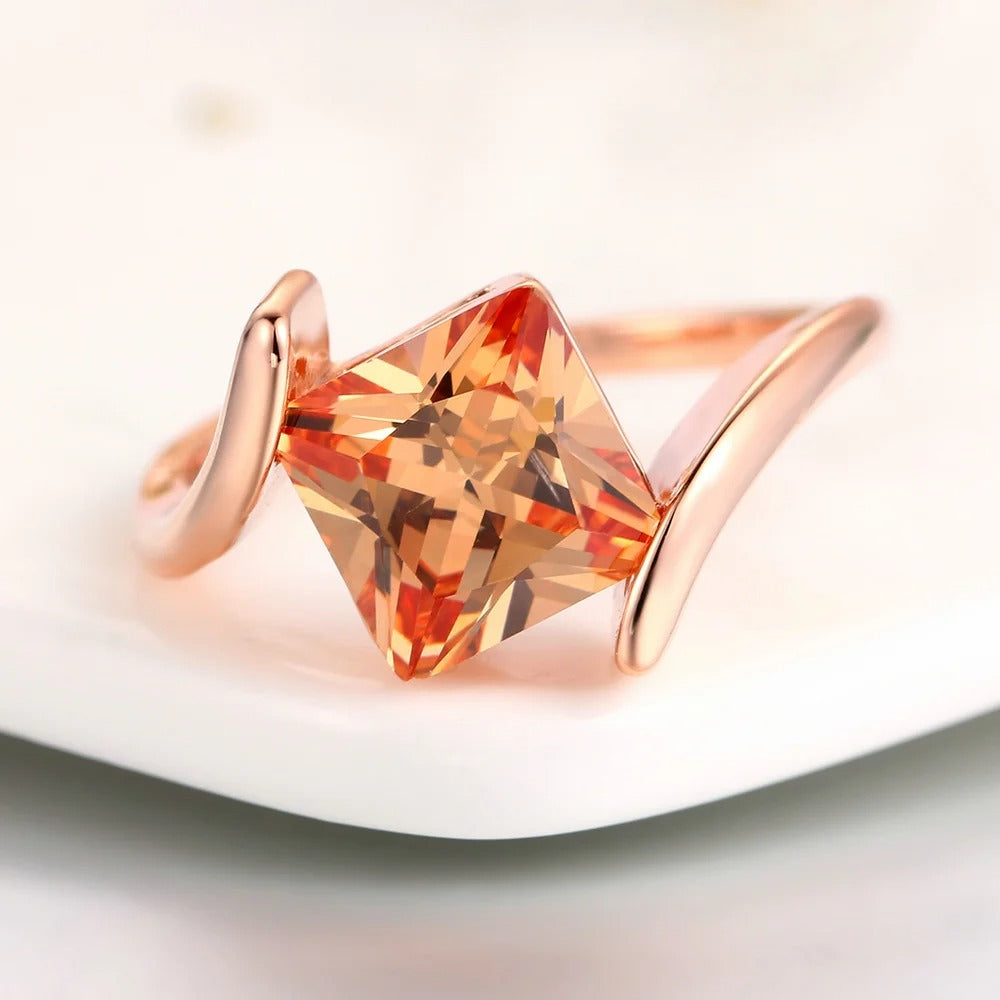 Anillo con Piedra Preciosa Naranja en Corte Pirámide en Oro Rosa