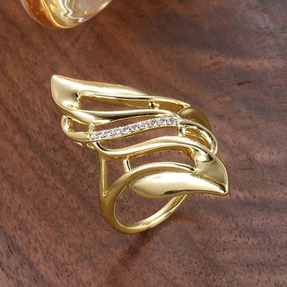 Anillo Vintage de Oro con Hoja Torcida