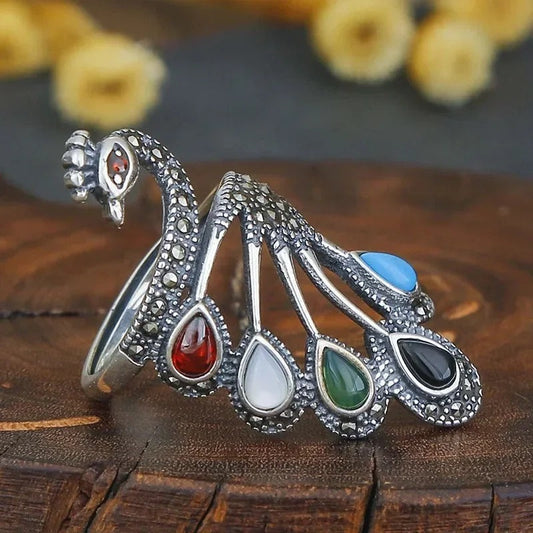 Anillo étnico de plata con piedras preciosas multicolores y un hermoso pavo real