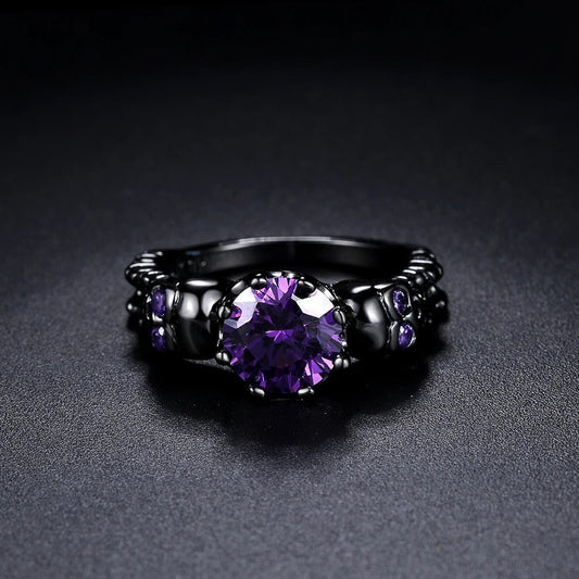 Anillo Vintage Negro Redondo con Piedra Preciosa Morada y Diseño Intrincado