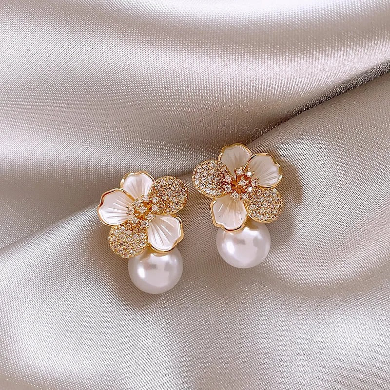 Pendientes con Colgante de Camelias Blancas y Perlas
